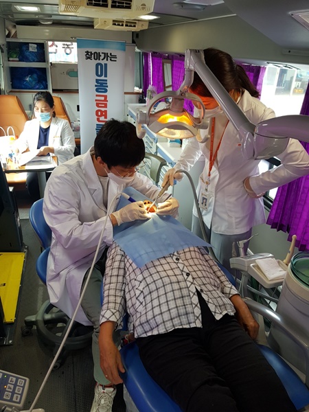 ▲무안군은 지난 7월 27일부터 5주간 찾아가는 건강버스를 운영하고 있다.(사진제공=무안군)