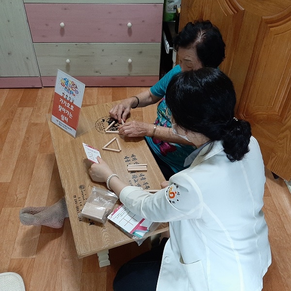 ▲목포시는 치매환자의 가정을 방문하는 ‘가가호호 찾아가는 쉼터 방문서비스’를 운영 중에 있다.(사진제공=목포시)
