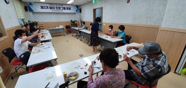 ▲치매안심센터 내 인지재활 프로그램 모습(사진제공=강진군)