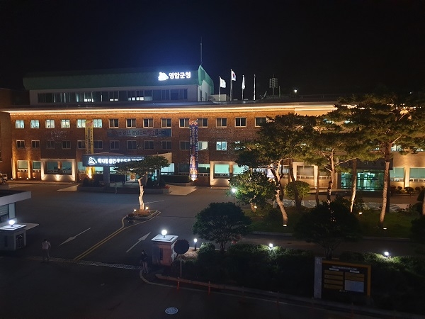 ▲영암군은 지난 5일 군청사에 야간 경관조명을 설치 완료했다.(사진제공=영암군)