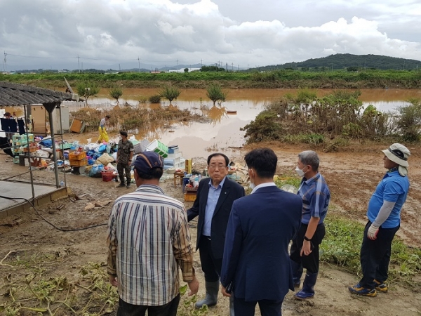 ▲김준성 영광군수가 지난 8일 집중호우 및 하천 범람으로 주택이 침수된 법성면 입암리 가구를 방문하고 응급복구 및 사례관리 담당자, 법성면 직원과 합심하여 신속한 복구작업을 추진하라고 주문했다.(사진제공=영광군)