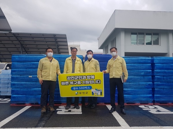 ▲강진군은 지난 8일 집중호우로 수해를 입은 전남 구례군과 곡성군을 방문해 위문 물품을 전달했다.(사진제공=강진군)