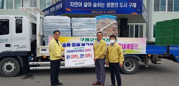 ▲영암군은 지난 12일 폭우 피해지역인 구례군에 구호물품으로 생수 300박스와 라면 100박스를 전달했다.(사진제공=영암군)
