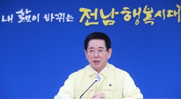 ▲김영록 전남도지사는 13일 오전 도청 서재필실에서 열린 실국장 정책회의를 가졌다.(사진제공=전라남도)