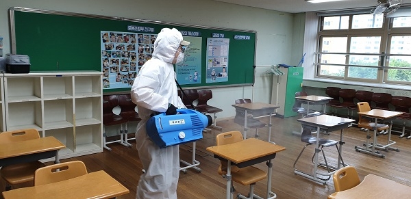 ▲광주광역시교육청이 2학기 학생들의 안전한 등교수업 준비를 위해 광주지역 전체 학교와 기관에 대한 특별방역을 8월 개학이전에 실시한다.(사진제공=광주광역시교육청)