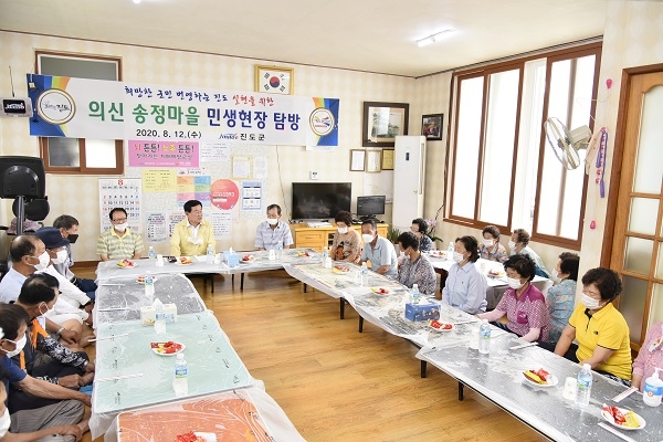▲이동진 진도군수는 지난 12일 의신면 송정마을 민생현장 탐방에 직접 참석해 현장의 목소리를 듣고있다.(사진제공=진도군)