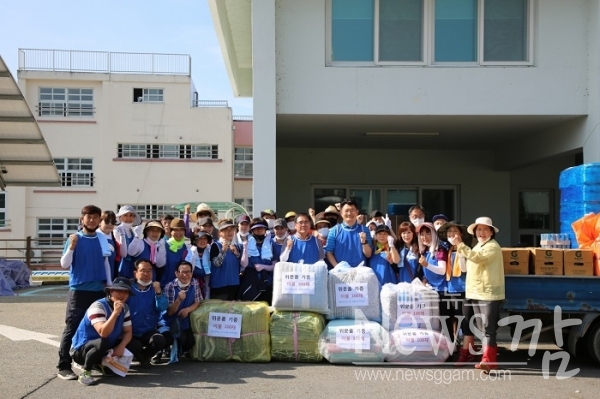 ▲송영길 의원과 지역위원회 당직자등 40여명이 16일 전남 구례군 마산면 광평리 마을을 찾아 이불 100채를 전달하고 수해복구에 구슬땀을 흘리고 기념촬영 했다(사진=이기장 기자)