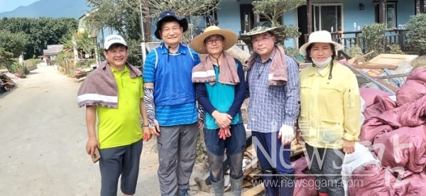 ▲송영길 국회의원과 신민호 전라남도의원, 이승옥 구례군 의원, 서민호 전라남도의회 정책자문위원장등이 16일 구례군을 찾아 집 청소, 집수리 및 쓰레기 수거 등 다양한 방법으로 봉사활동을 펼쳤다.(사진=이기장 기자)