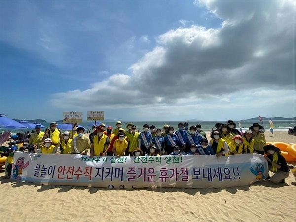 ▲완도군은 지난 14일 신지 명사십리 해수욕장 일원에서 민관 합동으로 코로나19 및 물놀이 안전사고 예방 캠페인을 전개했다.(사진제공=완도군)