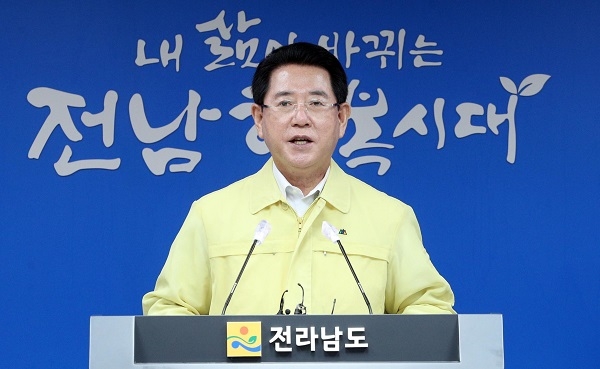 ▲김영록 전라남도지사는 18일 코로나19 전남 43번 확진자 발생에 따른 긴급 담화문을 발표했다.(사진제공=전라남도)