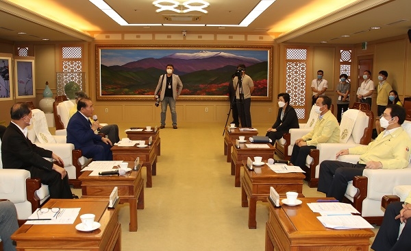 ▲광주시교육청이 ‘광주형 주민총회모델 발굴·확산을 위한 상호협력 협약’을 19일 체결했다.(사진제공=광주광역시교육청)