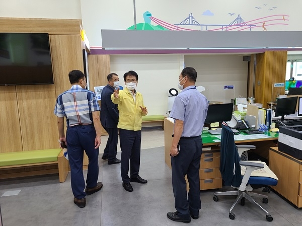 ▲지난 21일 오전 이승옥 강진군수가 직접 민원실을 방문해 민원 담당직원들을 격려하고 직접 방역지침 운영실태를 점검했다.(사진제공=강진군)