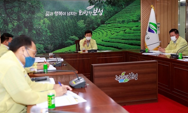 ▲김철우 보성군수는 24일 제8호 대풍 ‘바비’ 북상에 따라 긴급 대책 회의를 열었다.(사진제공=보성군)