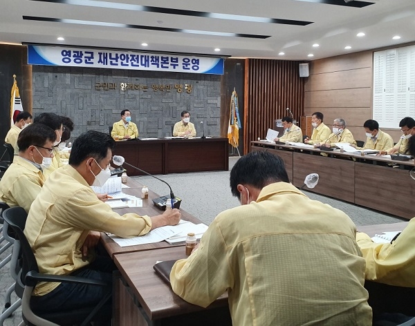 ▲영광군은 24일 제8호 태풍 ‘바비(BAVI)’ 북상에 따른 상황판단회의를 개최했다.(사진제공=영광군)