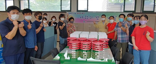 ▲고흥군 과역면에서는 독거노인 사랑의 반찬배달과 안부살피기를 실시했다.(사진제공=고흥군)