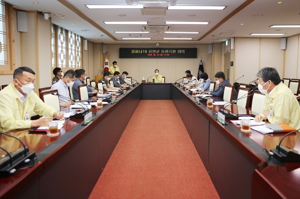 ▲신안군에서는 24일 관내 유관기관 긴급 대책 회의를 개최했다.(사진제공=신안군)
