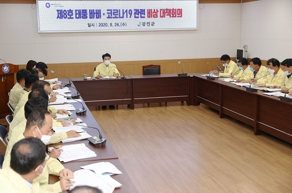 ▲강진군이 26일 오전 8시 30분 태풍북상에 따른 비상대책회의를 열었다.(사진제공=강진군)