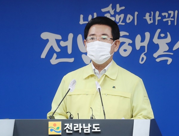 ▲김영록 전라남도지사가 27일 오후 도청 브리핑룸에서 코로나19 확진자 대규모 발생에 따른 도민호소문을 발표하고 있다.(사진제공=전라남도)