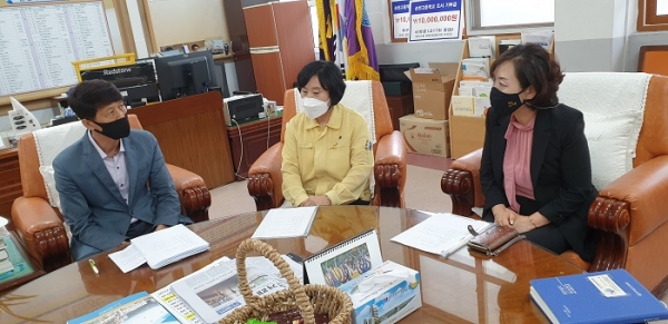▲전라남도순천교육지원청은 1일 이용덕 신임 교육장이 첫 공식 일정으로 신대유치원과 특수학교인 순천선혜학교, 순천고등학교를 방문했다(사진제공=전라남도순천교육지원청)