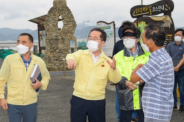 ▲허석 순천시장은 2일 별량면 화포선착장, 연향육교·공동주택 건설공사 현장을 찾아 선박결박 상태와 건설공사 현장 안전관리 상태를 점검했다.(사진제공=순천시)