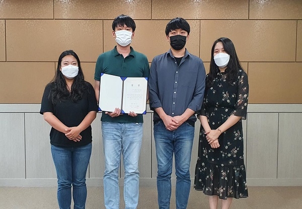 ▲장흥군버섯산업연구원은 국제학술대회에서 연구 성과를 인정받아 우수포스터 발표상을 수상했다.(사진제공=장흥군)