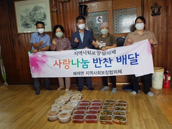 ▲무안군 해제면 지역사회보장협의체는 독거노인가구 10세대에 밑반찬을 전달하고 있다.(사진제공=무안군)