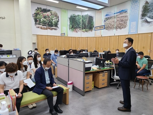 ▲지난 8일 임채용 기획홍보실장이 강사로 참여해 민원실 직원 45명을 대상으로 민원 응대 친절교육을 실시했다.(사진제공=강진군)