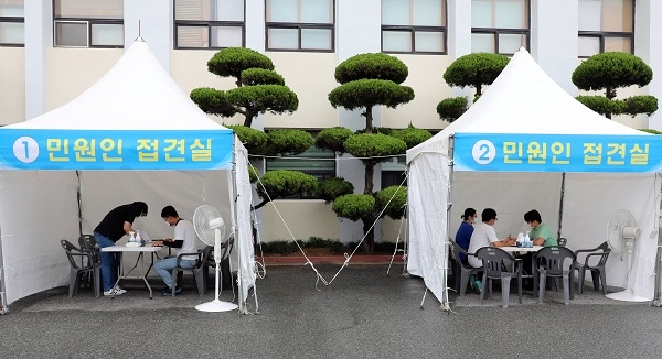 ▲장흥군은 청사 광장에 임시 민원인 접견실을 설치해 운영한다.(사진제공=장흥군)