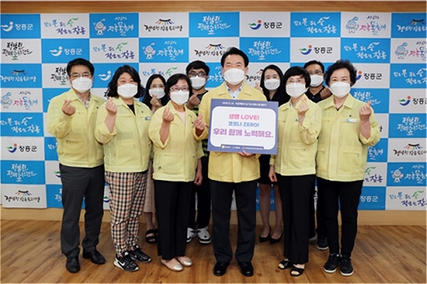 ▲장흥군 정신건강복지센터는 세계 자살예방의 날을 맞아 생명사랑 문화조성 캠페인을 진행했다.(사진제공=장흥군)