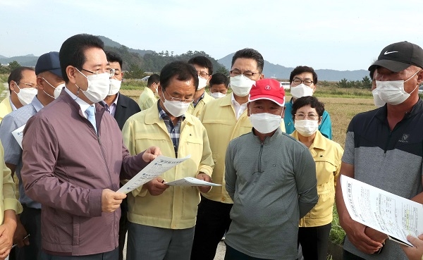 ▲김영록 전남도지사가 10일 오후 태풍으로 피해를 입은 진도군 지산면 심동리 ‘벼 흑·백수 피해현장’을 방문해 피해현황과 애로사항을 청취하고 있다.(사진제공=전라남도)