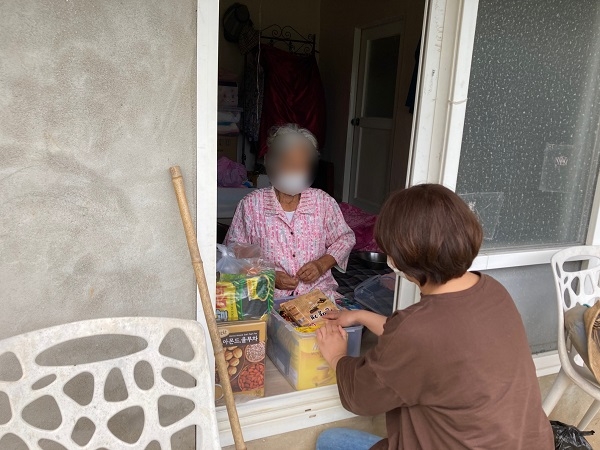 ▲무안군은 고난도 통합사례관리 25세대에게 마스크와 식품 등 물품을 전달했다.(사진제공=무안군)