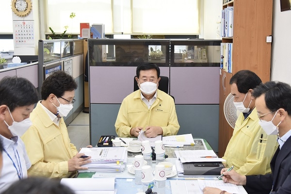 ▲이동진 진도군수가 찾아가는 사업 부서 간담회를 개최했다.(사진제공=진도군)