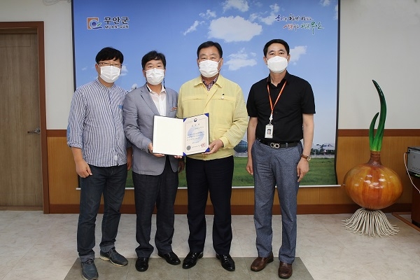 ▲무안군은 ‘제16회 대한민국 지방자치경영대전’에서 양파소비촉진운동 전개로 농축특산품 부문 우수상을 받았다.(사진제공=무안군)