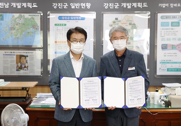 ▲강진군은 한국도로공사 강진광주건설사업단과 민‧관 협력 업무협약을 맺었다.(사진제공=강진군)