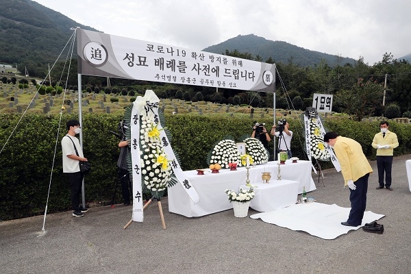 ▲장흥군은 지난 15일 장흥공설공원묘지에서 ‘추석맞이 장흥군 합동성묘’를 실시했다.(사진제공=장흥군)
