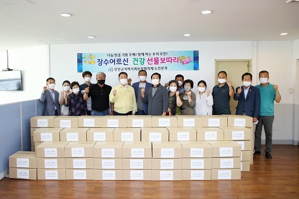 ▲무안군 지역사회보장협의체는 지난 15일 복지사각지대 장수어르신 100명에게 건강 선물를 전달했다.(사진제공=무안군)