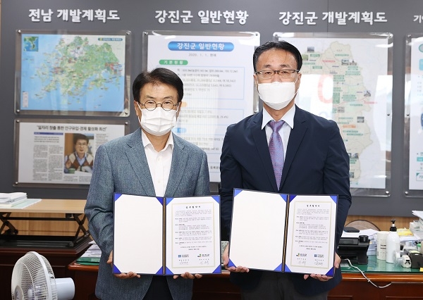 ▲강진군은 사랑손힐링센터와 민‧관 협력 업무협약을 맺었다.(사진제공=강진군)