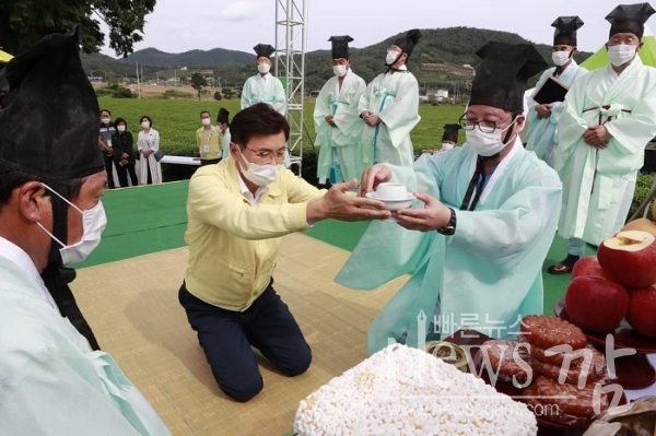 ▲김철우 보성군수는 온택트로 진행된 추석 명절 합동 차례 시연에 참석해 차를 올리고 있다(사진=이기장 기자)