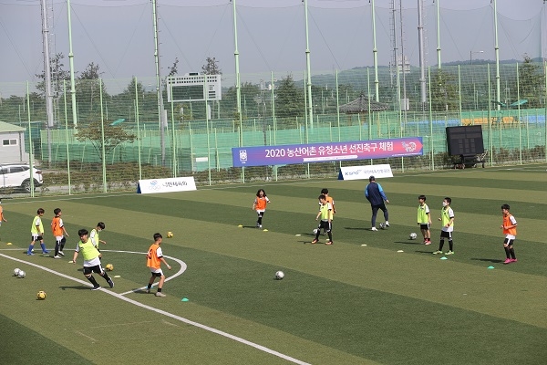 ▲영암군은 ‘2020 농산어촌 유·청소년 선진축구 체험사업 – Stage 1. 축구클리닉’을 진행했다.(사진제공=영암군)