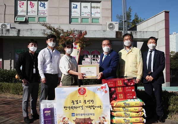 ▲장휘국 광주교육감이 큰솔학교 지역아동센터를 방문해 위문품을 전달했다.(사진제공=광주광역시교육청)