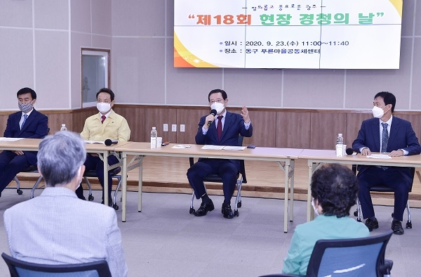 ▲이용섭 광주광역시장이 23일 오전 동구 푸른마을공동체센터에서 열린 '제18회 현장 경청의 날' 행사에 참석해 어르신들이 이용할 '경로당 공공와이파이(wi-fi) 설치'와 관련된 민원사항을 청취하며 의견을 나누고 있다.(사진제공=광주광역시)