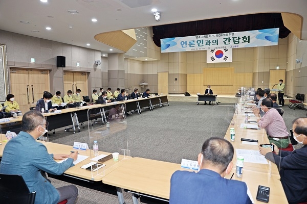 ▲고흥군은 23일 군청 우주홀에서 광주 군공항 고흥 이전 검토와 관련하여 언론인 의견을 수렴하는 소통의 시간을 가졌다.(사진제공=고흥군)