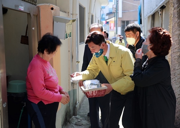 ▲2020년 3월 23일 김철우 보성군수가 마스크 전 군민에게 무료 보급하고 있는 모습(사진제공=보성군)