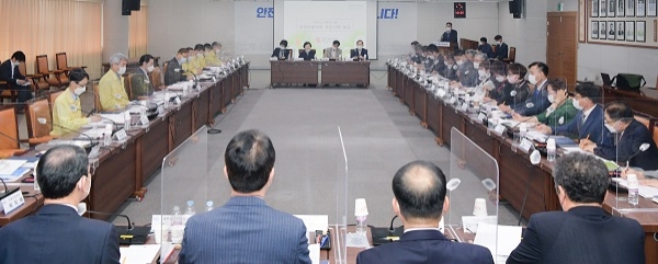 ▲이용섭 광주광역시장이 24일 오전 시청 중회의실에서 열린 ‘9월 중 공공기관장 회의’에 참석해 각 기관별 2020 성과창출 계획 추진 상황 등을 논의하고 있다.(사진제공=광주광역시)