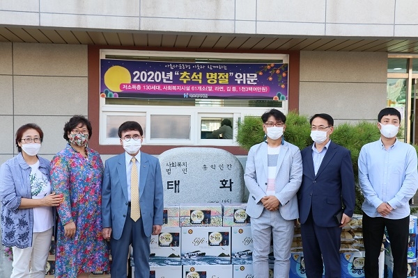 ▲목포복지재단에서는 추석을 맞이해 지난 25일 관내 복지시설 및 소외계층을 위문하고 격려했다.(사진제공=목포시)