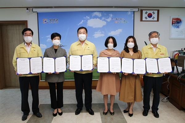 ▲무안군은 지난 25일 오룡지구 신규 공립어린이집 3개소 수탁자와 ‘어린이집 운영 위․수탁 협약’을 체결했다.(사진제공=무안군)
