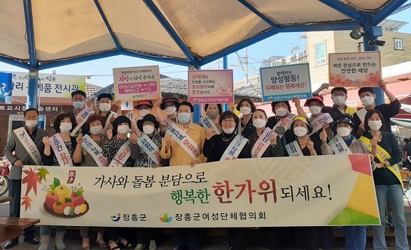 ▲장흥군과 장흥군여성단체협의회는 지난 25일 토요시장에서 명절문화 인식개선을 위한 양성평등 캠페인을 추진했다.(사진제공=장흥군)