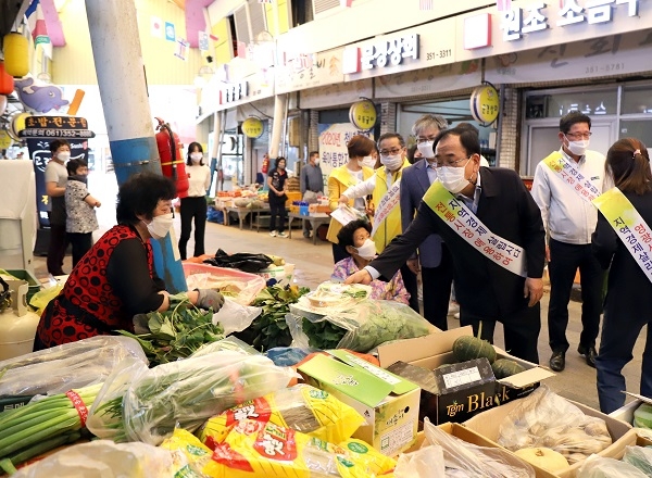 ▲영광군은 굴비골영광시장과 터미널시장에서 추석맞이 전통시장 장보기 행사를 가졌다.(사진제공=영광군)