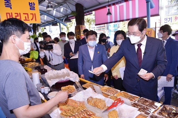 ▲이용섭 광주광역시장이 추석을 앞두고 전통시장 활성화를 위해 28일 오후 남구 무등시장을 방문해 온누리상품권으로 제수용품을 구매하고 있다.(사진제공=광주광역시)