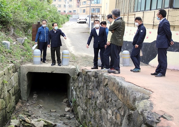 ▲김준성 영광군수는 지난 5일 영광읍 시가지 침수 대비 물무산 주변 답사했다.(사진제공=영광군)